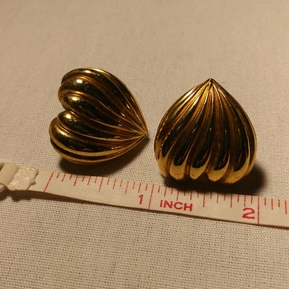 Vintage Avon Bold Heart Pierced Earrings - Picture 5 of 6